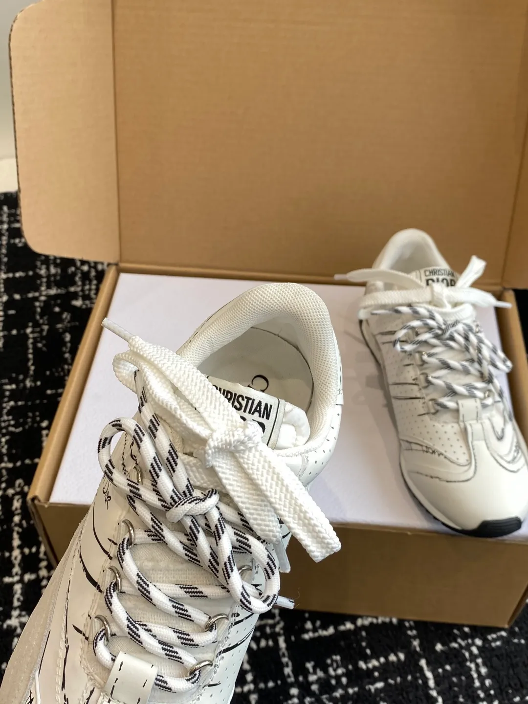 👟👟Ex-factory price 680👟👟 Purchasing grade (synchronized on the official website ✈️box packaging) Dior D-Sketch sneakers made a wonderful appearance at the Dior 25ss spring and summer ready-to-wear series show, highlighting the classic retro aesthetics. They are carefully made of white nylon and cow leather, decorated with printed logos inspired by the shoe production stage, with beige suede cowhide panels and double shoelaces. Handwritten Christian Dior Paris signature on the side, Christian Dior Paris signature panels and plaques on the heel and tongue. Paired with two-tone slim rubber soles, they add a touch of couture to any casual look. Size: #Female 35-40 (No return or exchange if order is made at 40) #Men 39-45 (No return or exchange if order is made at 45) (It will be shipped in about 20 days under development)